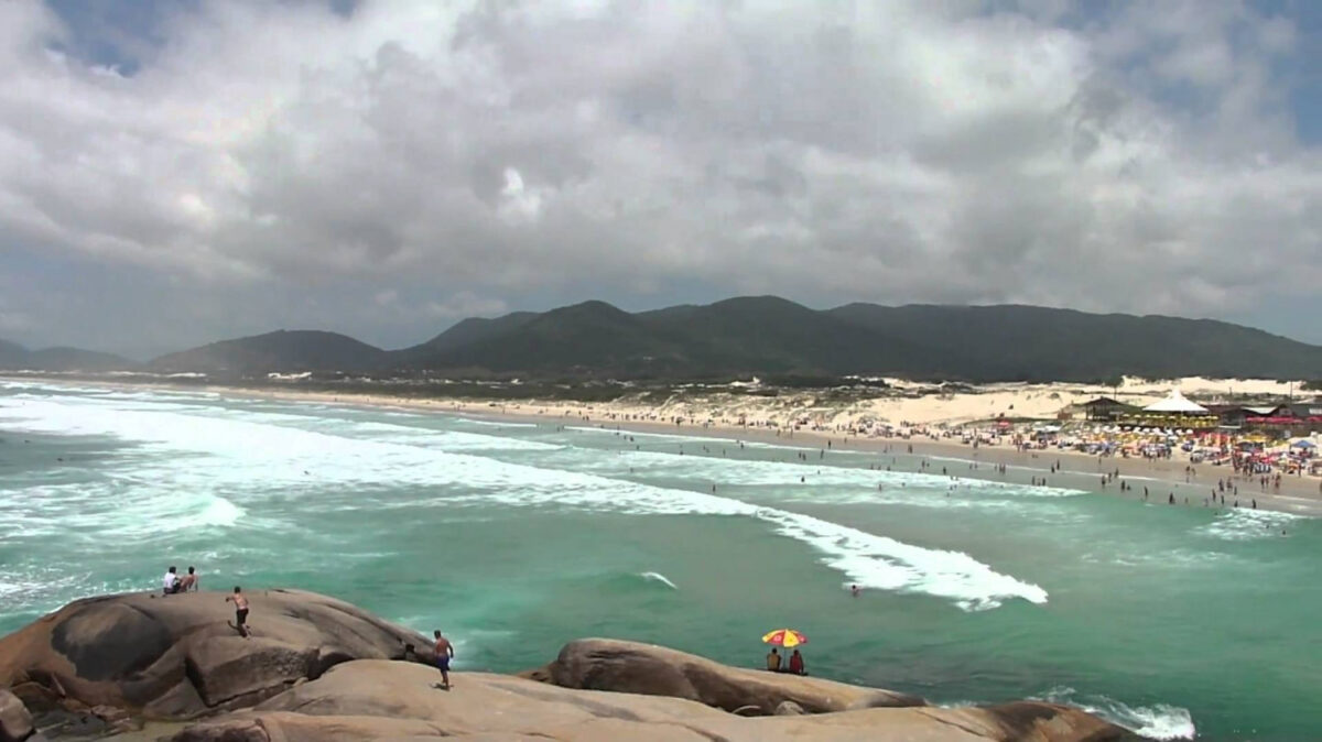 A praia da Joaquina é uma das mais procuradas em Florianópolis