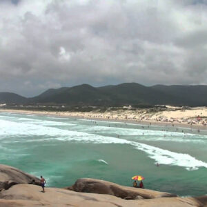 A praia da Joaquina é uma das mais procuradas em Florianópolis