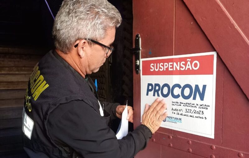 Duas baladas são interditadas em operação de alvarás falsos em Florianópolis