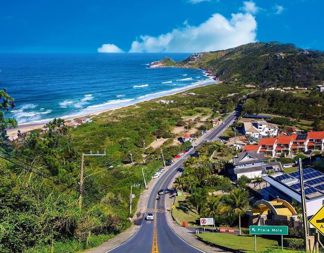 Rodovia de acesso à Praia Mole, em Florianopolis. A Praia Mole é um dos destinos preferidos por turistas LGBT+