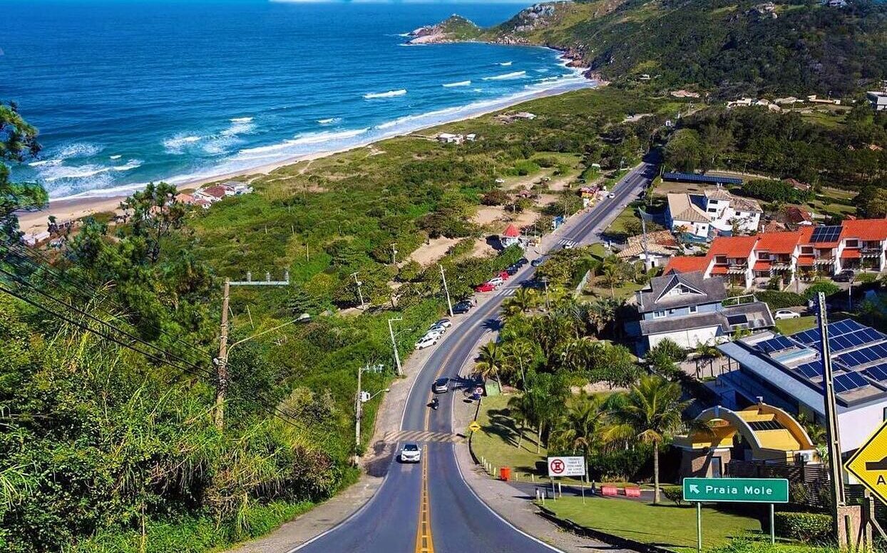 Rodovia de acesso à Praia Mole, em Florianopolis. A Praia Mole é um dos destinos preferidos por turistas LGBT+