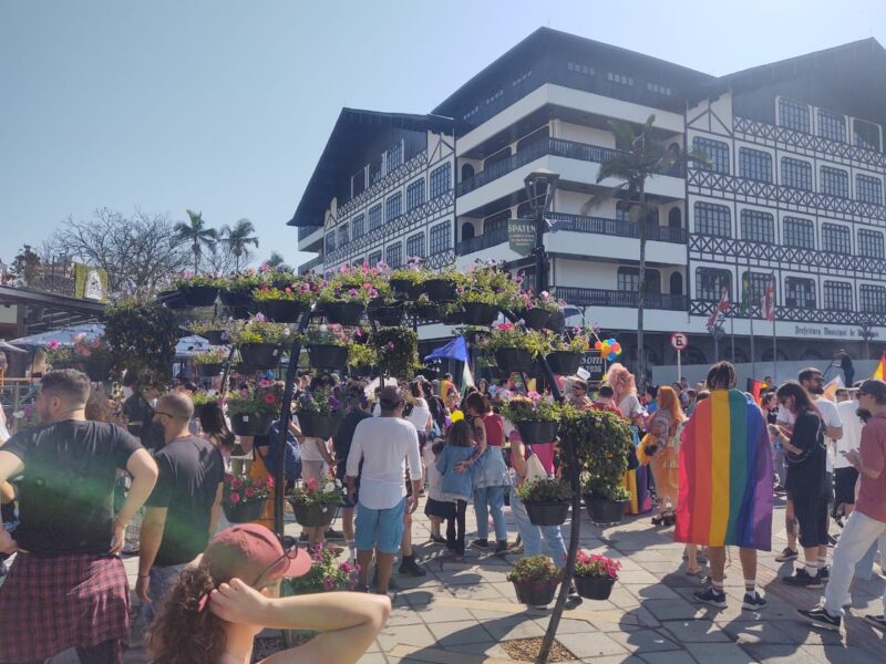Manifestação contra LGBTfobia reúne mais de mil pessoas em Blumenau