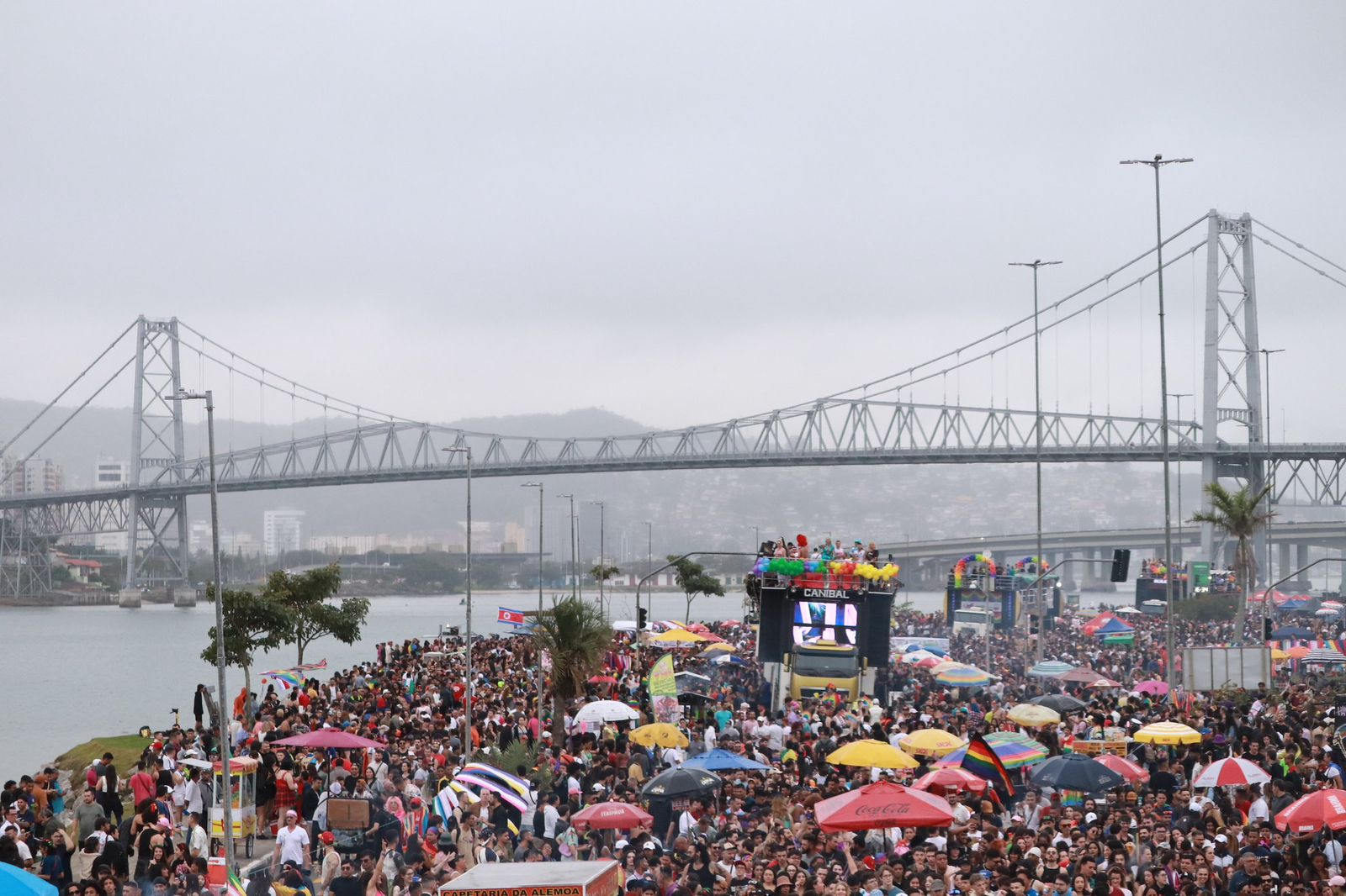 Mais de 100 mil pessoas levam multidão de todo o país à avenida Beira-mar Continental na 16ª Parada LGBTI+ de Florianópolis - DANILO DUARTE/floripa.LGBT