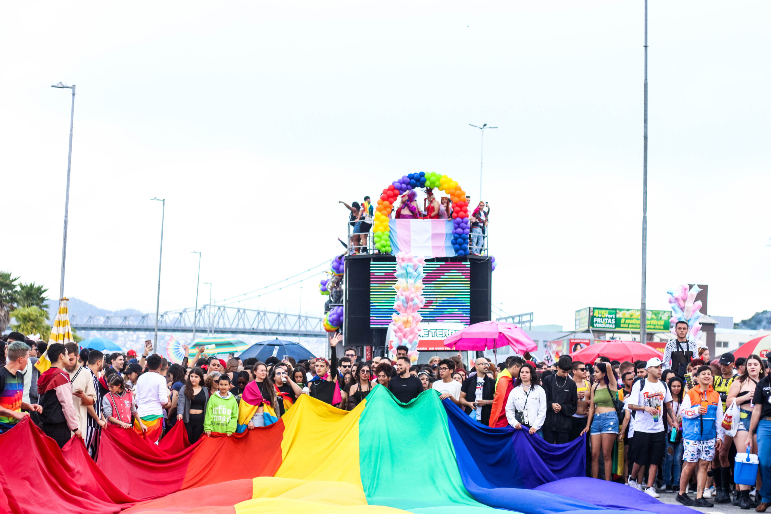 16ª Parada LGBTI+ de Floripa levou mais de 100 mil pessoas para a beira-Mar Continental - Foto Kin Kindermann Silveira