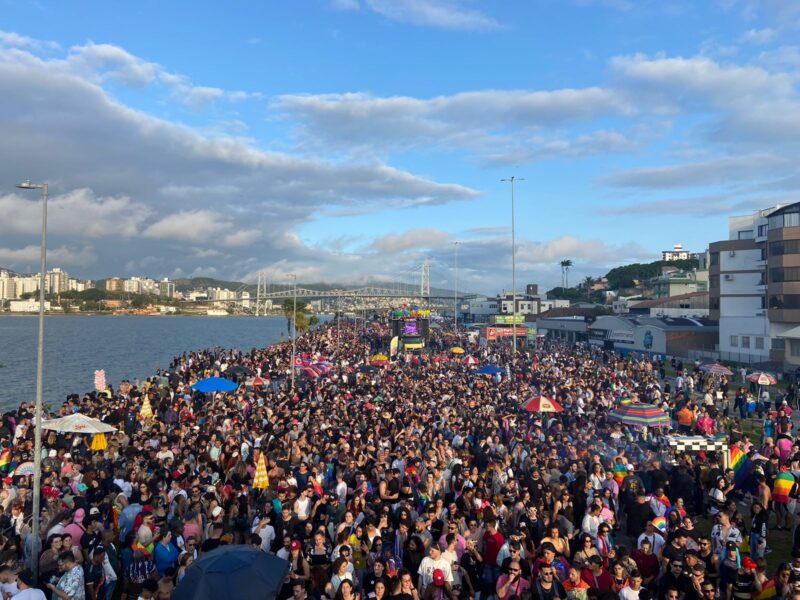 Parada LGBTI+ reúne 100 mil pessoas e se torna a maior da história de Florianópolis
