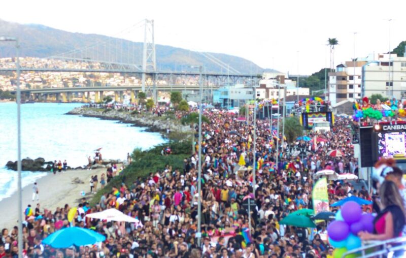 Beira-Mar de Florianópolis é tomada pela Parada LGBTI+ em busca por direitos