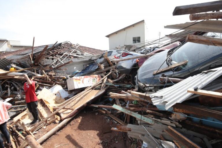 Reservatório no Monte Cristo extravasa, causa destruição e afeta moradores - Pedro Perez (Foto: Pedro Perez/Divulgação)