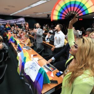 Pessoas LGBTI+ sofrem violência e humilhação em presídios em SC, aponta relatório