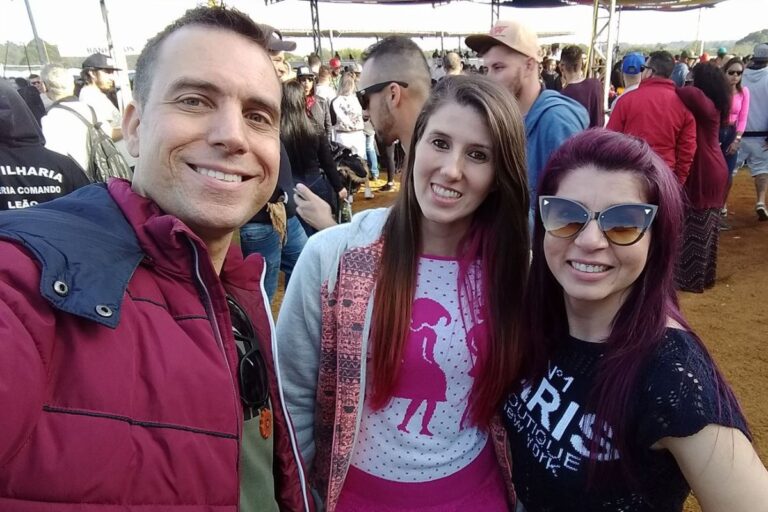 Duas mulheres e um homem formam um trisal no Rio Grande do Sul