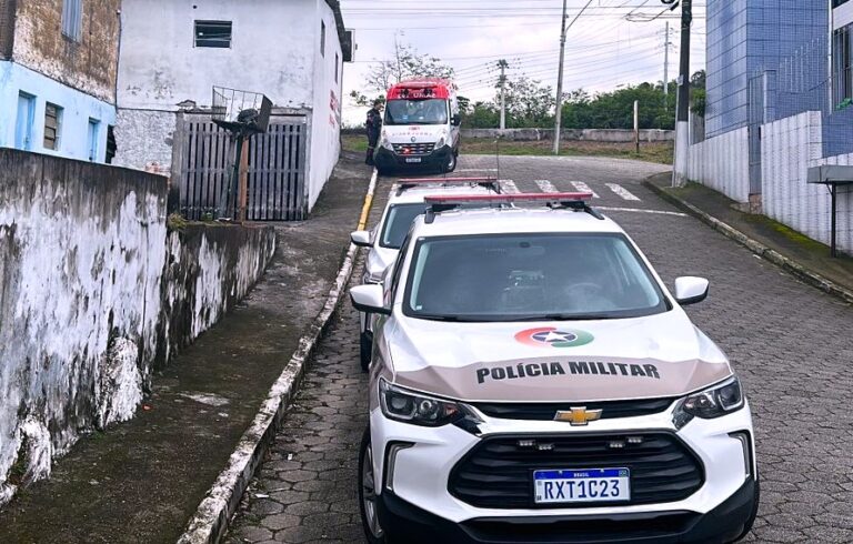 Casal é vítima de homofobia em Biguaçu, agressor luta contra a PM e morre