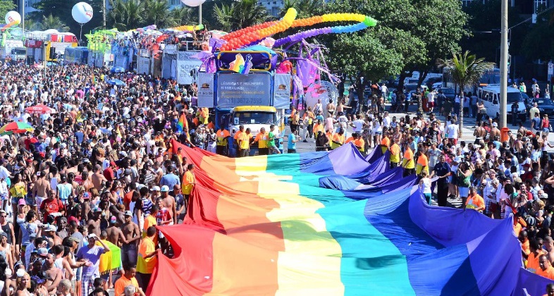 Parada LGBT+ do Rio de Janeiro é realizada na Avenida Atlântica, na Orla de Copacabana