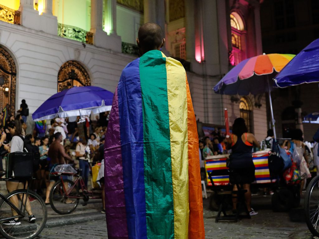 Pessoas celebram o Dia Internacional do Orgulho LGBTQIA+ na Cinelândia, região central do Rio de Janeiro