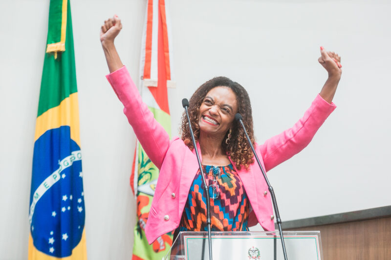 Segunda negra a assumir como deputada estadual de SC é a professora Vanessa da Rosa (PT)