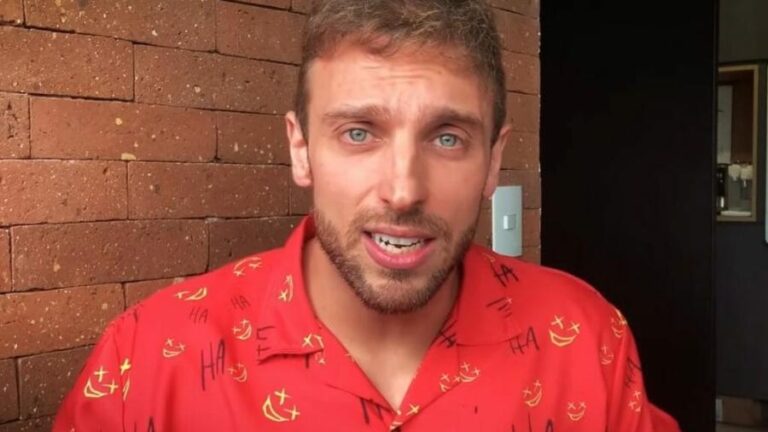 Prefeitura de SC cancela apresentação de humorista em teatro após piada transfóbica