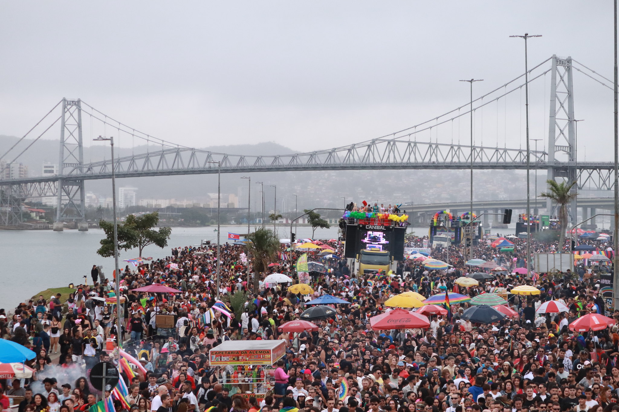 Cerca de 100 mil pessoas estiveram na 16ª Parada do Orgulho LGBTI de Florianópolis