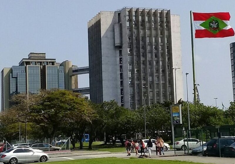 Servidor condenado por homofobia em Florianópolis perde mais um processo judicial