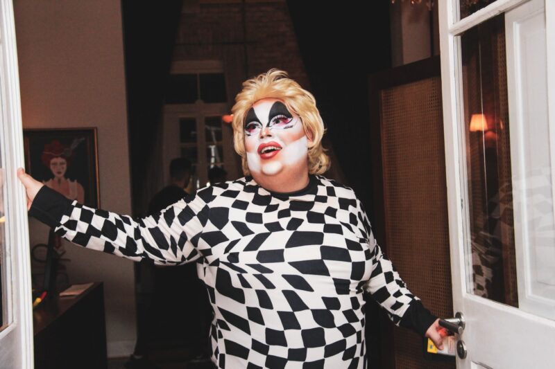 Suzaninha é a primeira drag queen de SC a receber a medalha Cruz e Sousa, maior honraria da cultura catarinense