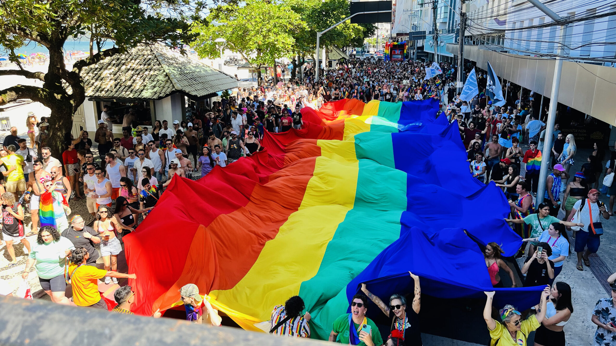 Marcha pela Diversidade leva 10 mil pessoas à Avenida Atlântica, em Balneário Camboriú