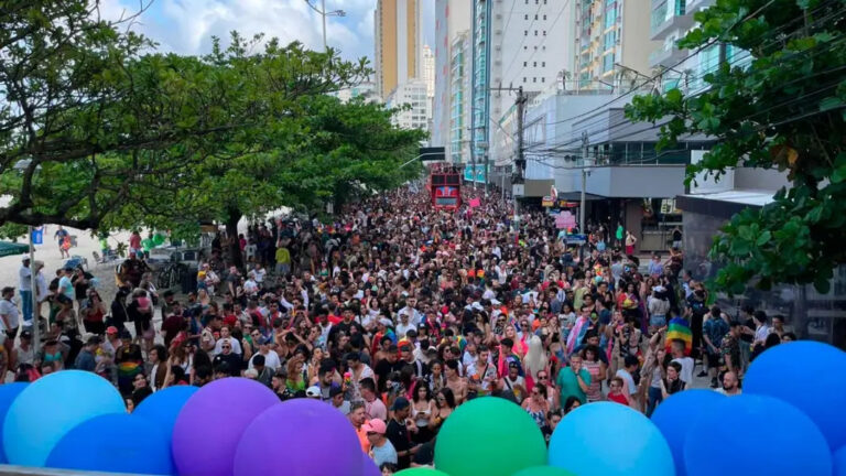 Parada da Diversidade de Balneário Camboriú lotou a Avenida Atlântica, em 2022