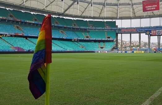 Bandeiras LGBT em estádios de futebol ainda são raridade - Foto: Felipe Oliveira/ EC Bahia/Divulgação/Floripa.LGBT