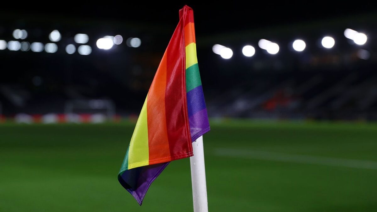 Bandeiras LGBT em estádios de futebol ainda são raridade - Foto: Clive Rose / Getty Images / Divulgação / Floripa.LGBT