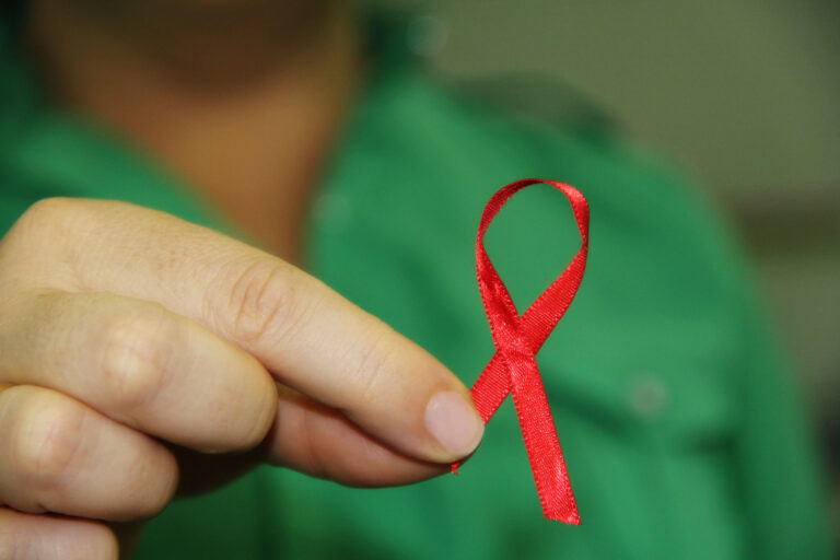 Fita vermelha simboliza luta contra HIV/Aids