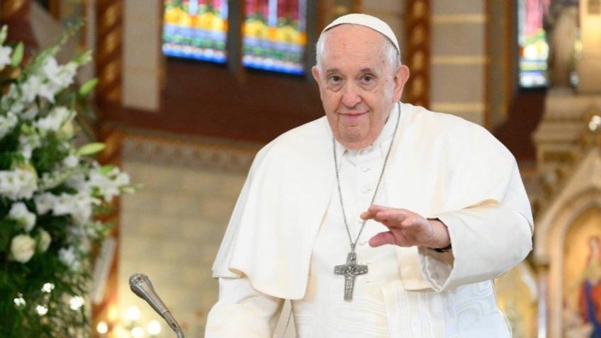 Vaticano aprova bênçãos para casais LGBT, mas mantém veto a casamento
