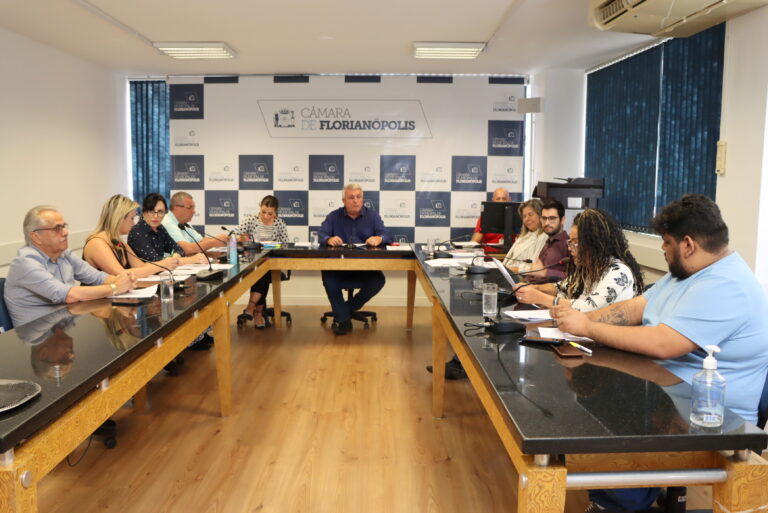 Vereadores da Comissão de Constituição e Justiça fazem reunião para avaliar projeto de lei sobre publicidade LGBTfóbica