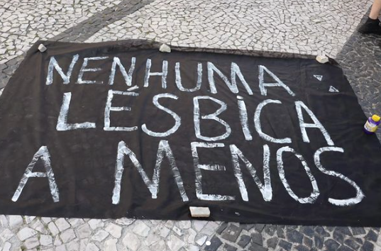 Ato em Florianópolis pede justiça após assassinato de Carol Câmpelo