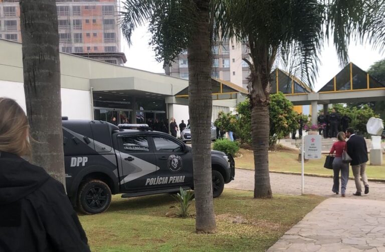 Policiais na entrada do CIC