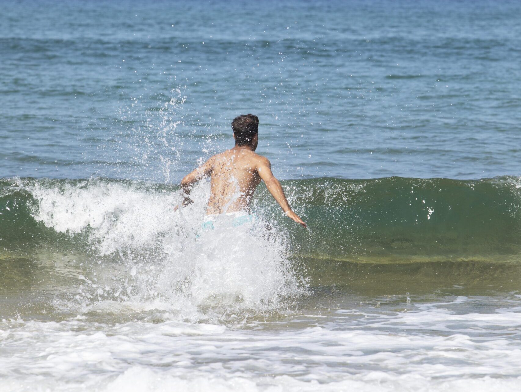 Conheça 8 praias de nudismo e saiba onde é permitido praticar no Brasil