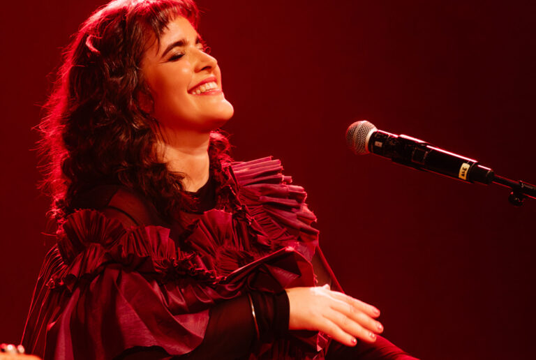 Show de Alessandra Leão dá espetáculo de cultura nacional