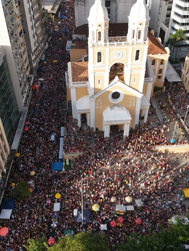 Mais de 400 mil pessoas participam do Bloco dos Sujos em Florianópolis
