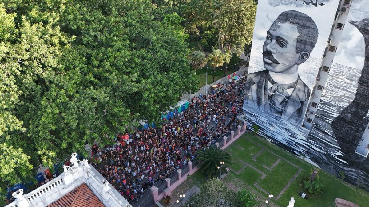 Mais de 400 mil pessoas participam do Bloco dos Sujos em Florianópolis