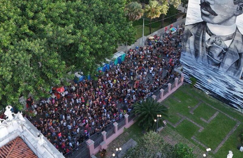 Mais de 400 mil pessoas participam do Bloco dos Sujos em Florianópolis