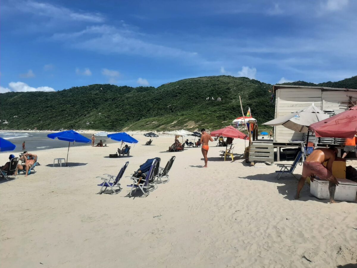 Nudismo na Praia da Galheta virou assunto após denúncias de violência