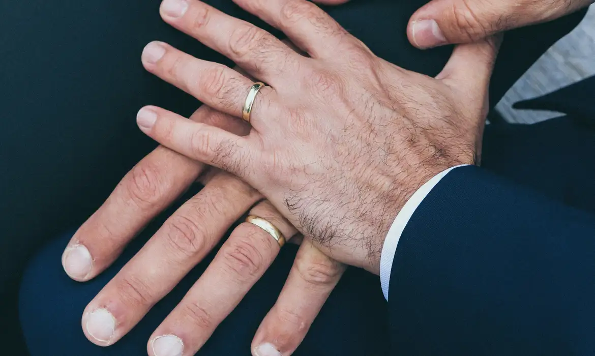 Casamentos entre pessoas do mesmo sexo atingem pico histórico em 2022