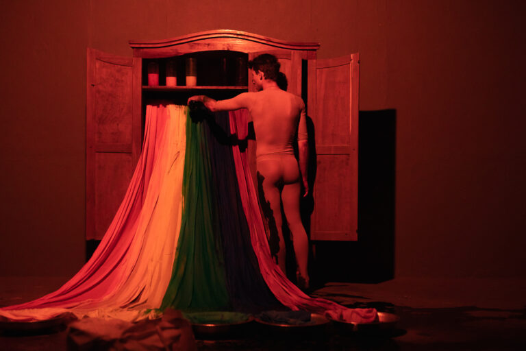 Rito de Éthos - Para o Armário Jamais Voltaremos” é a mais recente performance do artista Jean Smekatz