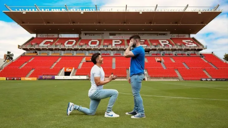 Jogador de futebol surpreende ao pedir namorado em casamento na Austrália