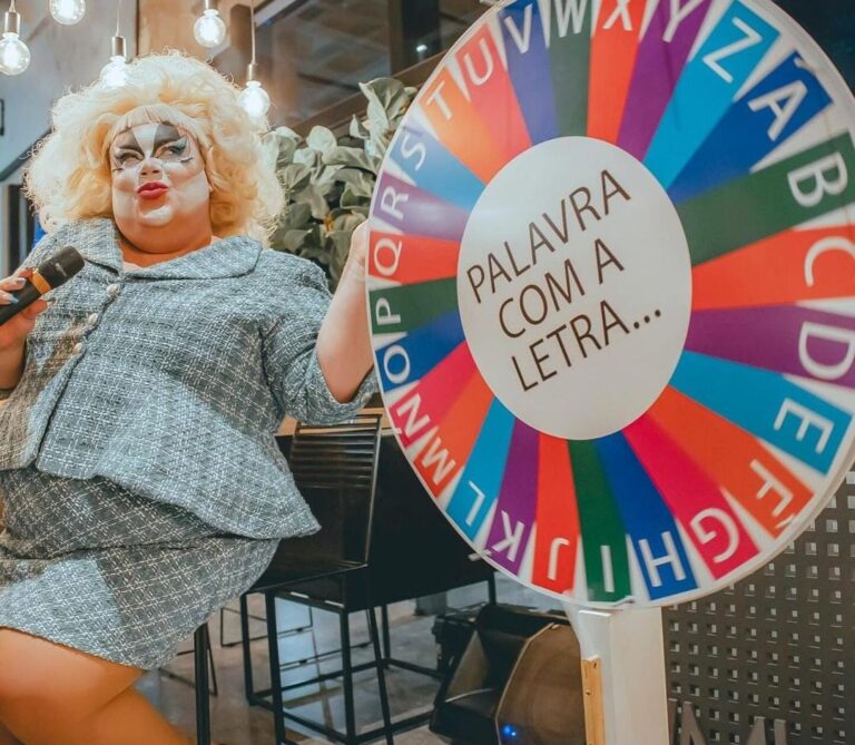 Suzaninha diverte público com jogo clássico em Floripa