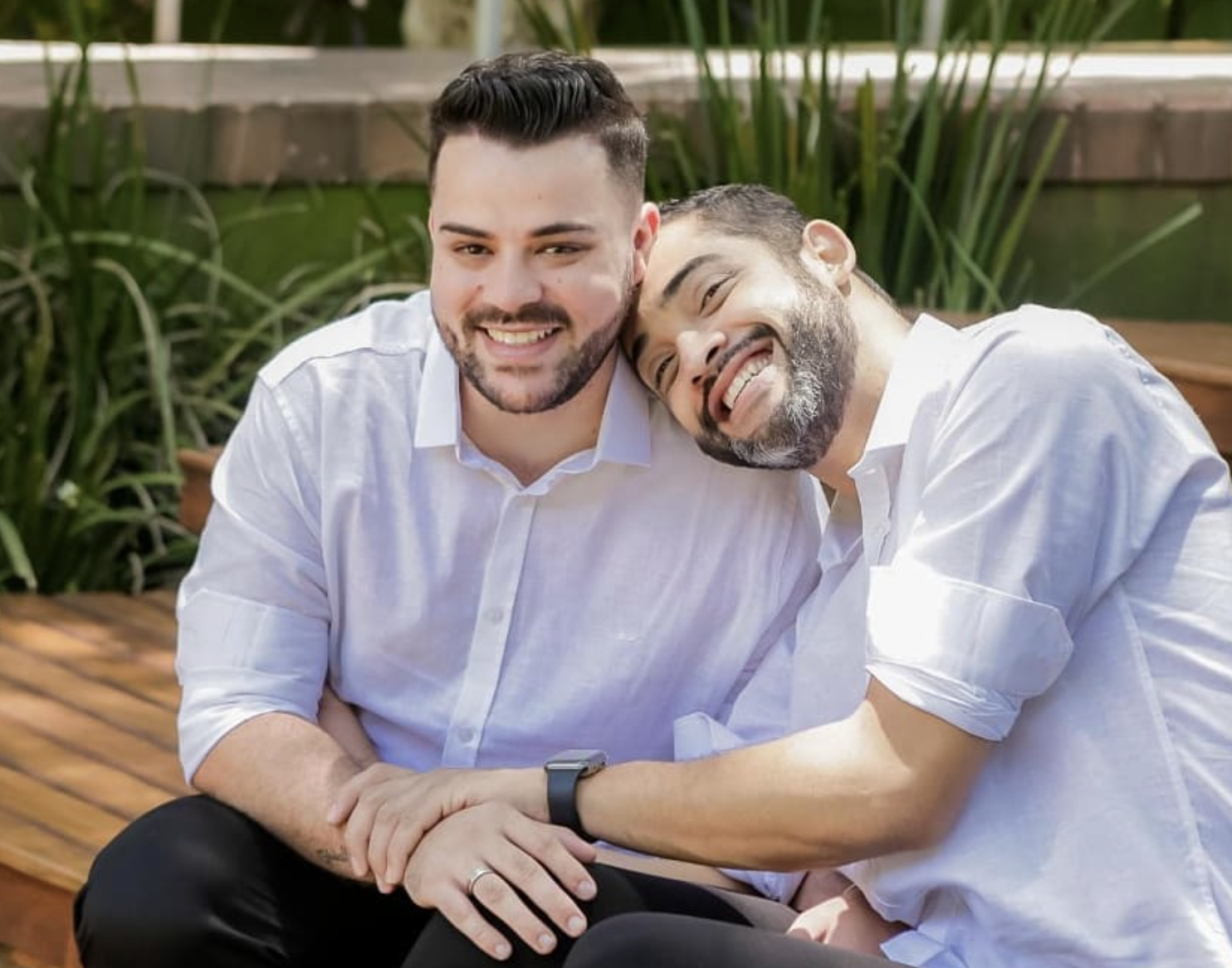 Casal gay denuncia loja que recusou fazer convites de casamento