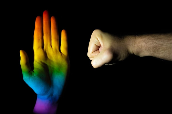 LGBTfobia é um termo que engloba o combate à homofobia, lesbofobia, bifobia e transfobia