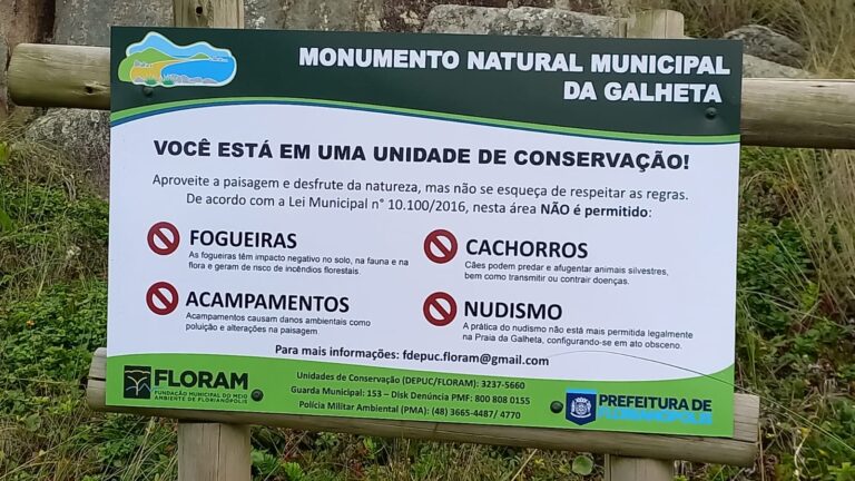 Placas proíbem nudismo na praia da Galheta