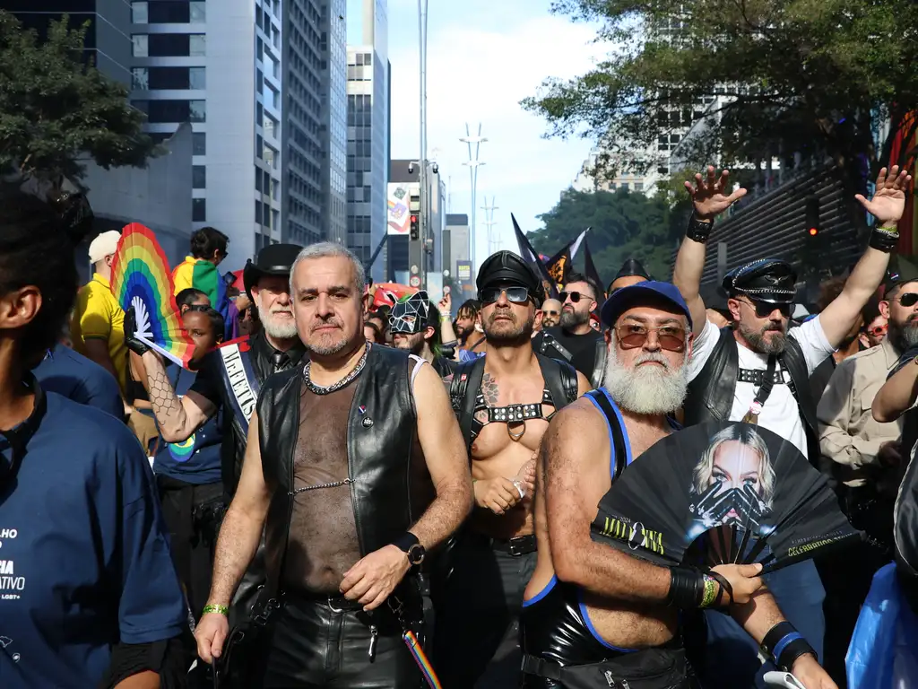 Além do verde-amarelo e das cores do arco-íris, a 28ª Parada do Orgulho LGBT+ abriu espaço para fantasias e trajes de fetiches ocuparem a Avenida Paulista
