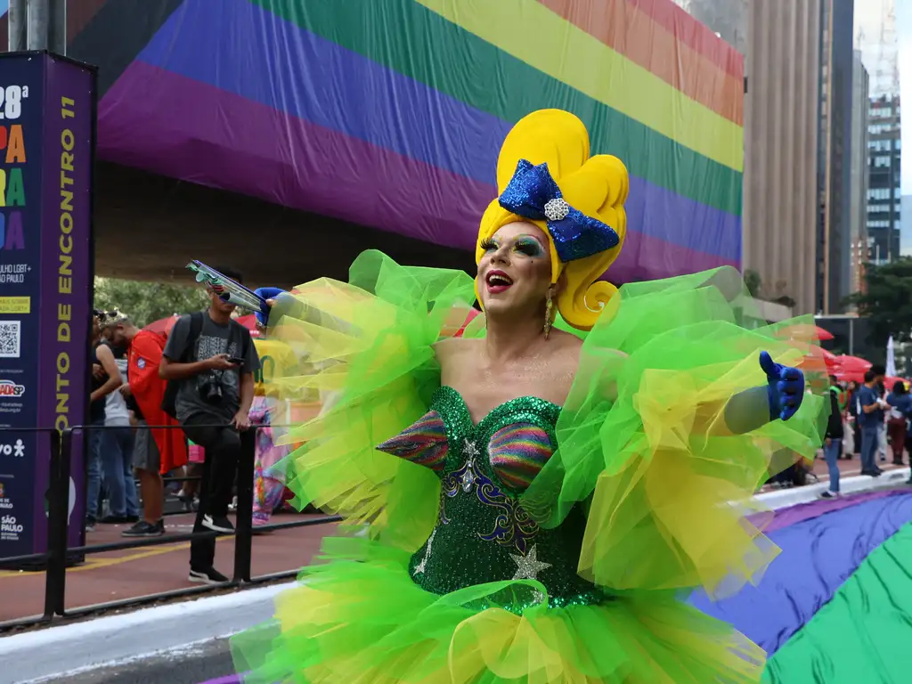 Drag Tchaka, que animou a edição 2023 da Marcha da Diversidade de BC, foi de verde e amarelo para a Parada do Orgulho LGBTI+ de SP