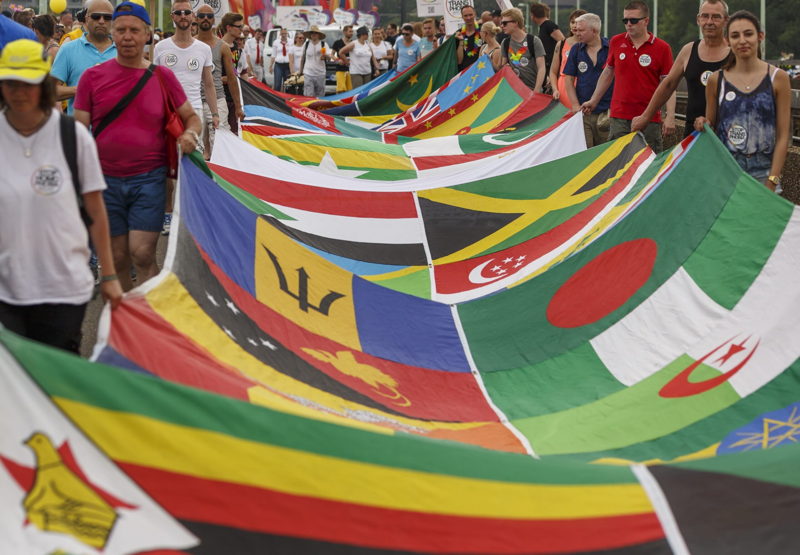 Em passeata ocorrida em 2015, ativistas carregam bandeiras simbolizando países onde a homossexualidade é proíbida por lei - Foto: Arquivo/Wikimedia Commons