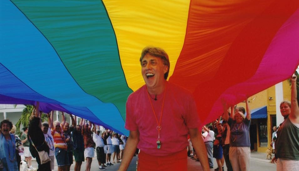 Você sabe a origem da bandeira LGBT? Descubra o que está por trás das cores