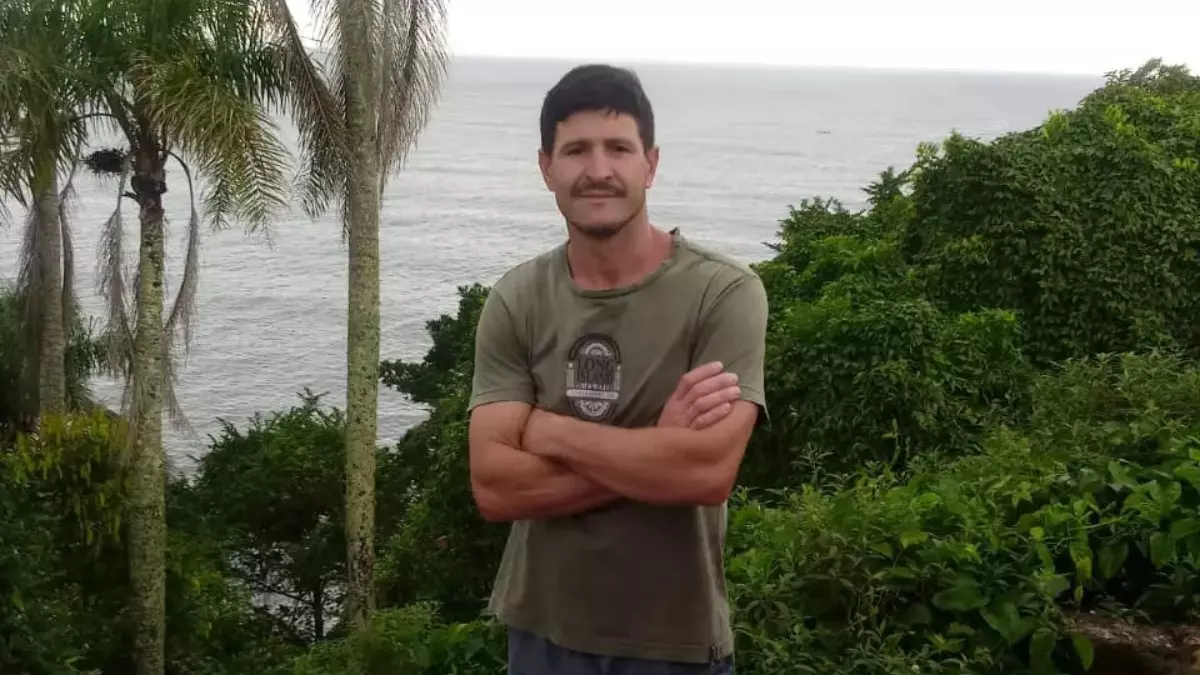 Homem morto a facadas ao defender casal LGBT em Curitiba é enterrado