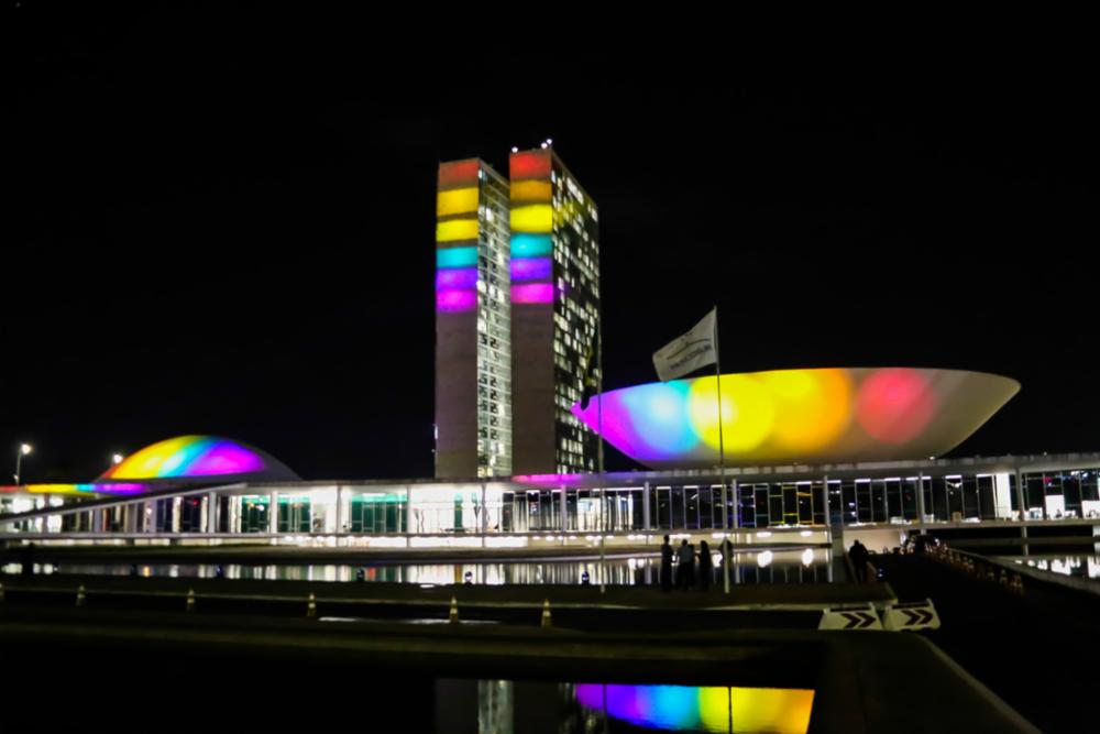 Projeção das cores da bandeira LGBTQIAPN+ no Congresso Nacional, em 2022