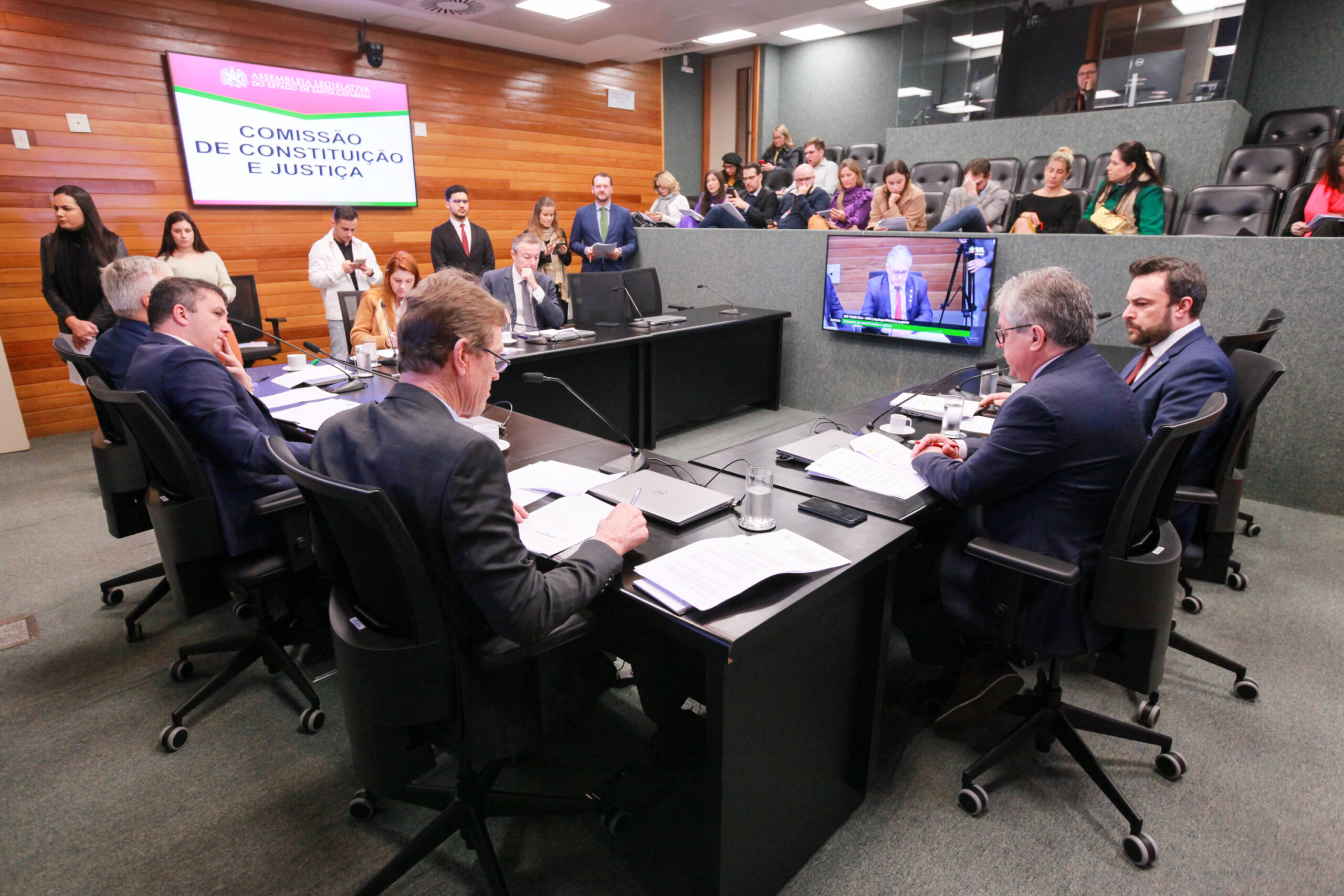 Projeto contra crianças em paradas LGBT+ em SC muda de destino em 12 segundos durante reunião da Comissão de Constituição e Justiça da Alesc - Foto: Vicente Schmitt / Agência AL / Divulgação / Floripa.LGBT